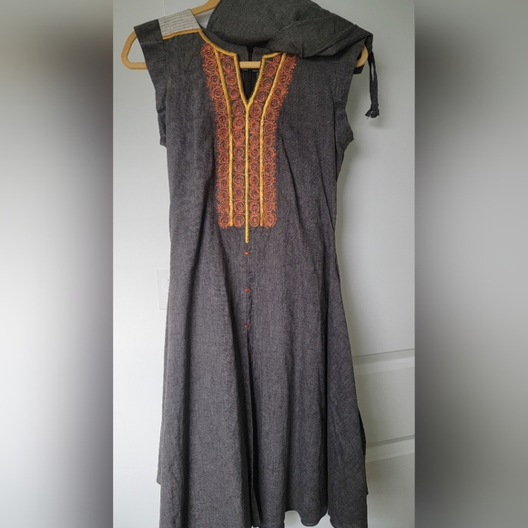 African dress-embroidered with pants - Picture 4 of 5